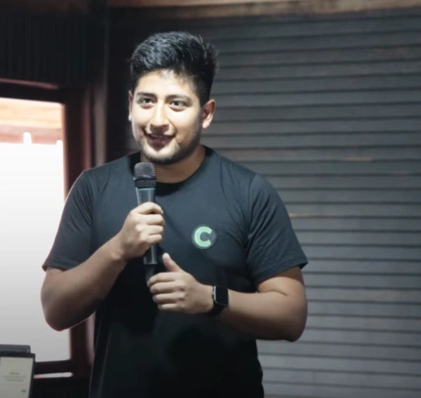 Bryan Chacha durante una ponencia de Capinita